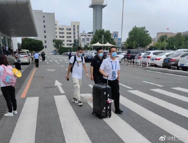 第24分钟，热那亚前场右路斜传到禁区内，巴斯克斯与尤文球员拼抢时摔倒在地，主裁判没有表示！